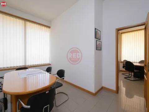 Escritório c/ 63m2 na zona da Barrosa