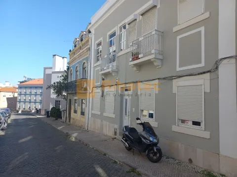 Apartamento T2 com logradouro na Estrela