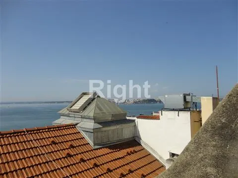 Prédio devoluto para recuperar, próximo da Sé de Lisboa