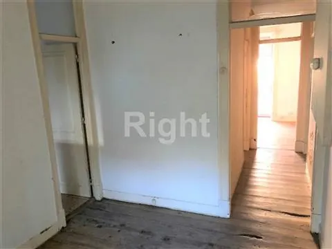 Prédio com 4 fracções junto à Praça das Flores