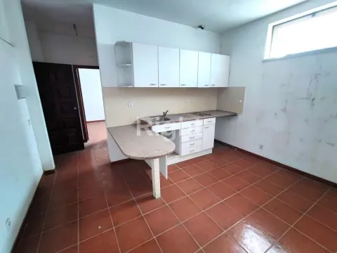 Edifício de armazéns no Prior Velho