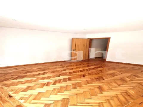 Prédio em fase remodelação em Benfica