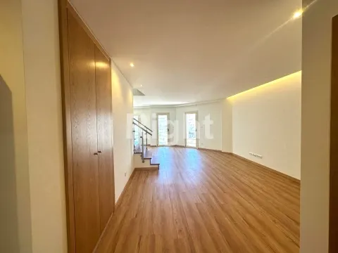 Apartamento T3 Duplex novo com terraço em Benfica