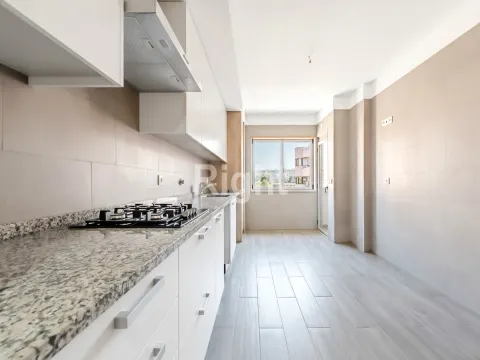 Apartamento T1 novo com parqueamento nas Laranjeiras, Lisboa