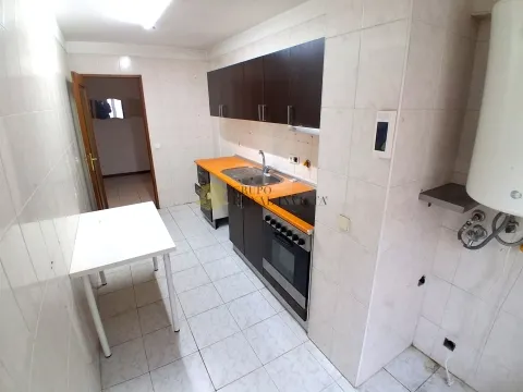 T3 em Remodelação com lugar de garagem  -  Baguim do Monte.
