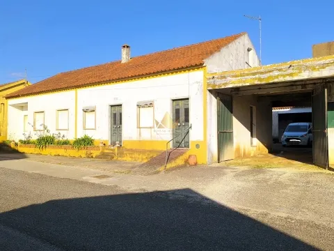 3-Schlafzimmer-Haus zum Renovieren zum Verkauf in Óbidos
