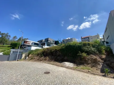 Terreno com Projeto de Moradia T4 e Vista Deslumbrante sobre o Rio Douro — Jovim, Gondomar