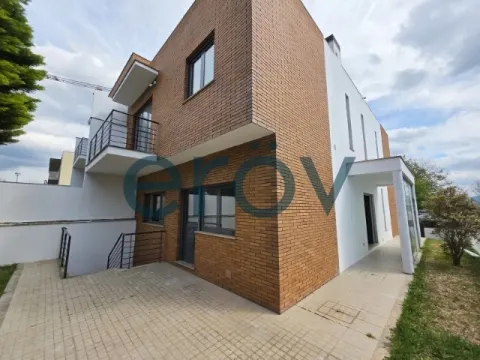 Moradia Restaurada com Jardim em Santa Marta de Portuzelo – Viana do Castelo