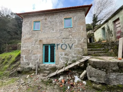 Moradia para Reabilitação com Terreno e Vista Panorâmica