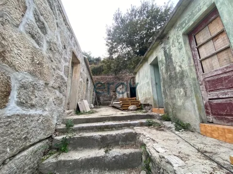 Moradia para Reabilitação com Terreno e Vista Panorâmica