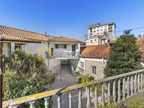 Moradia T6 no centro de Ermesinde com anexo e pátio