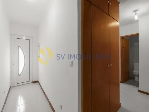 Moradia T3 com terraço e painéis solares em Valongo