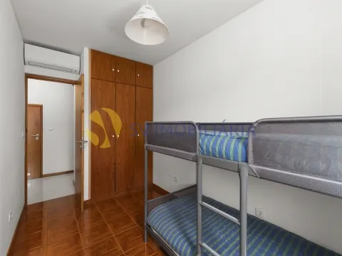 Moradia T3 com terraço e painéis solares em Valongo