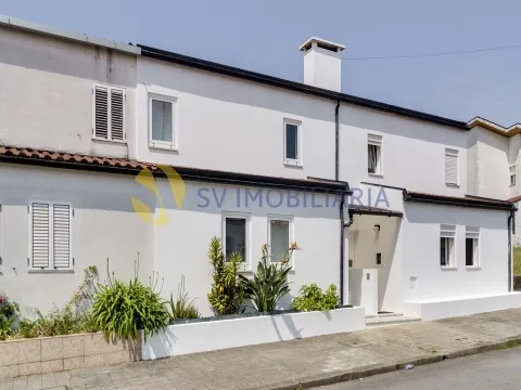 Moradia T3 com terraço e painéis solares em Valongo