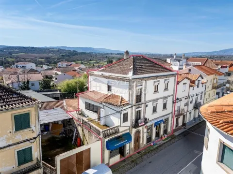 Prédio para venda centro de Caria com comércio no rés-do-chão e ampla habitação nos pisos superiores