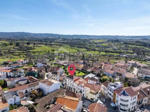 Prédio para venda centro de Caria com comércio no rés-do-chão e ampla habitação nos pisos superiores