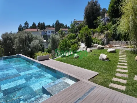 Quintinha T4 c/ Piscina e Pomar!