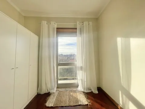 ARRENDAMENTO - Quarto em apartamento T4