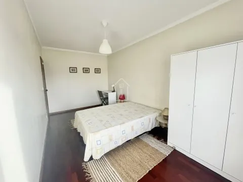 ARRENDAMENTO - Quarto em apartamento T4