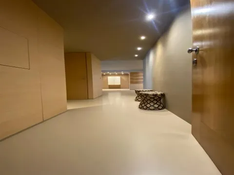 Apartamento T2+1 para arrendamento, totalmente remodelado, com móveis no último piso, na Quinta de M