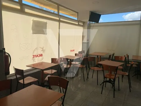 Se alquila local comercial en esquina en Valongo.