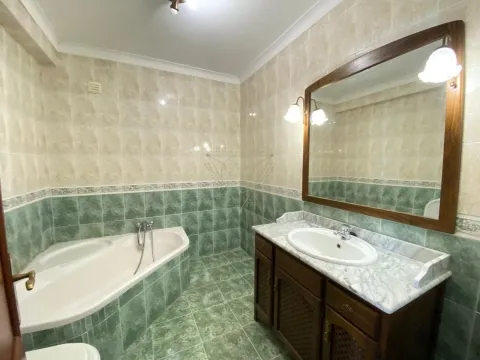 Moradia T4+1 na Quinta da Palmeira - Conforto e Funcionalidade