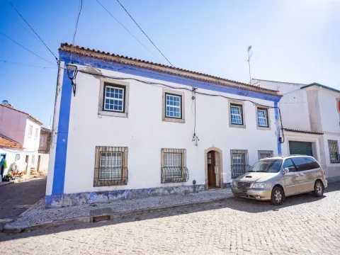 Moradia histórica T6 com piscina e anexo – centro de Salvaterra de Magos