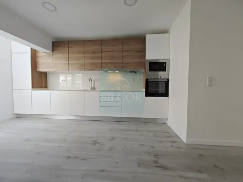 APARTAMENTO T1 C/QUINTAL A ESTREAR