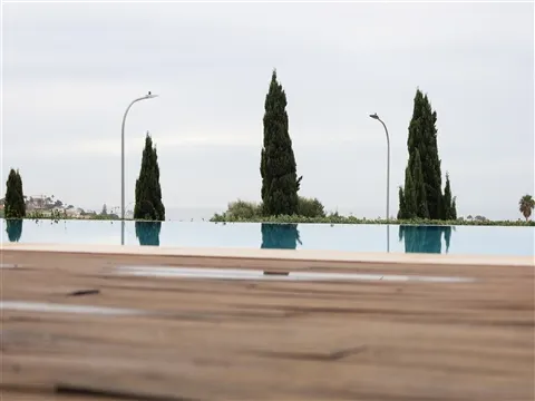 Apartamento T4 em condomínio privado com piscina, jardins e vista mar