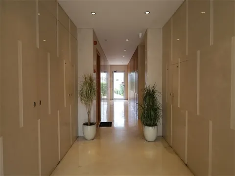 Apartamento T4 em condomínio privado com piscina, jardins e vista mar