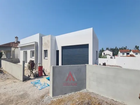 Moradia T4 - Rés-do-Chão - Áreas Generosas