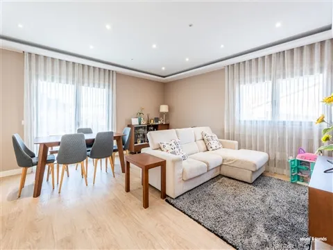 Moradia Geminada T4
