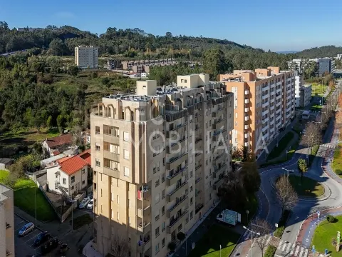 Apartamento T3 Recuado com Terraço — Último Andar — Valongo (Av. Dr. Fernando Melo)