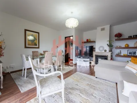 Apartamento T3 / Cozinha Equipada e Terraço / Nazaré