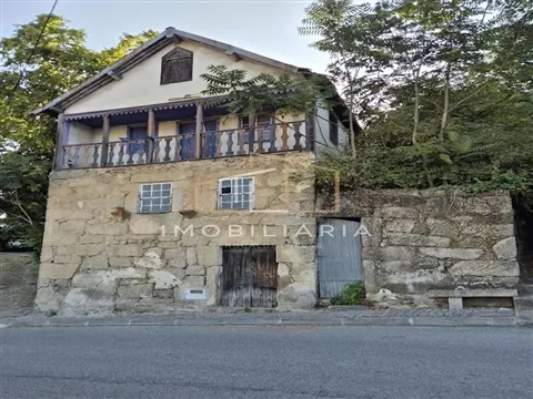 Casa Rústica em pedra e madeira