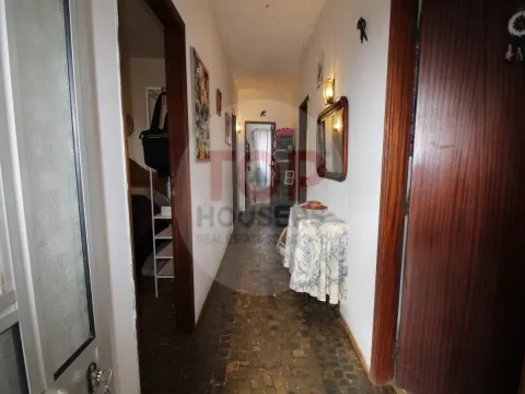 Moradia com 2 Fracções Autónomas