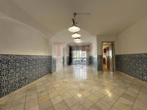 Apartamento T4 com elevador no centro de Faro