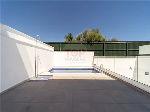 Moradia V3+1 de arquitetura contemporânea em Gambelas, Faro
