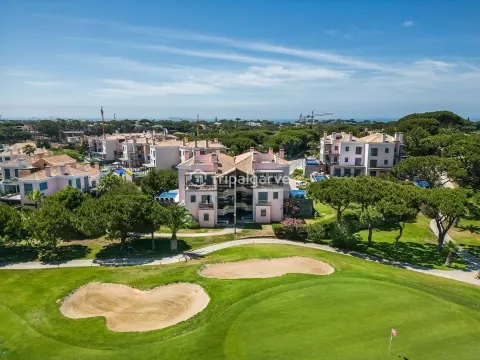 Villa moderne avec piscine sur le parcours de golf royal de Vale Do Lobo