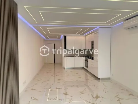 Apartamento T2 totalmente renovado com vista mar- Quarteira