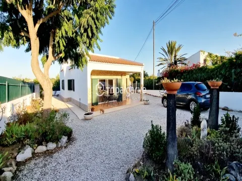 Single storey house T3+1 with T1 independent, Pool and Countryside View – Guia, Algarve