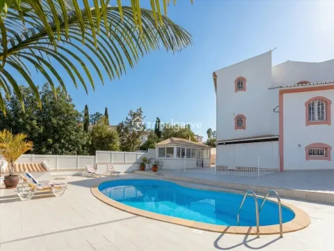 5 Bedroom Villa with Pool and Garage – Guia