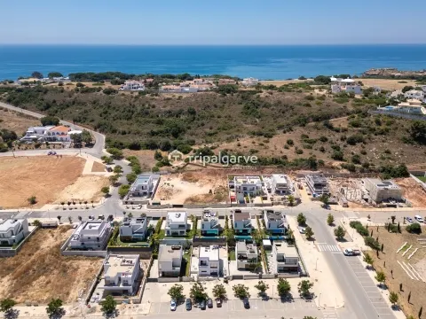 Moradia de Arquitetura Contemporânea V3 na Marina de Albufeira com Vista Mar