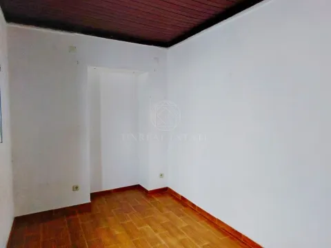 Moradia T5, usada, composta por 2 pisos, com cave, localizada na aldeia das Lapas, Torres Novas.