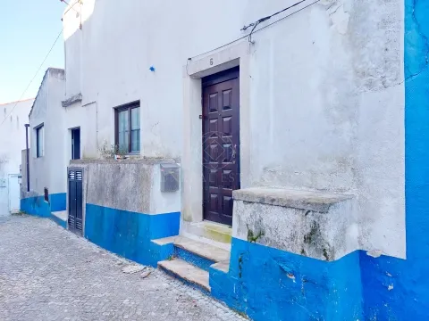 Moradia T5, usada, composta por 2 pisos, com cave, localizada na aldeia das Lapas, Torres Novas.