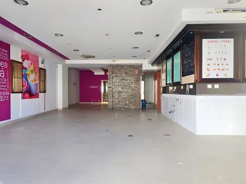 Loja de 160 m² para Arrendamento | Avenida Principal do Barreiro | Licença Panificadora.