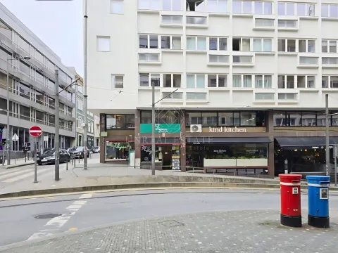 Apartamento T0 , novo, inserido em um edifício totalmente remodelado no Centro Histórico do Porto.
