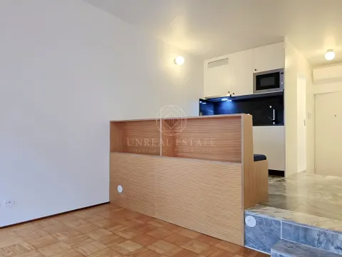 Apartamento T0 , novo, inserido em um edifício totalmente remodelado no Centro Histórico do Porto.