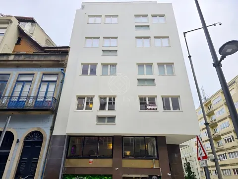 Apartamento T0+1 , novo, inserido em um edifício totalmente remodelado no Centro Histórico do Porto.