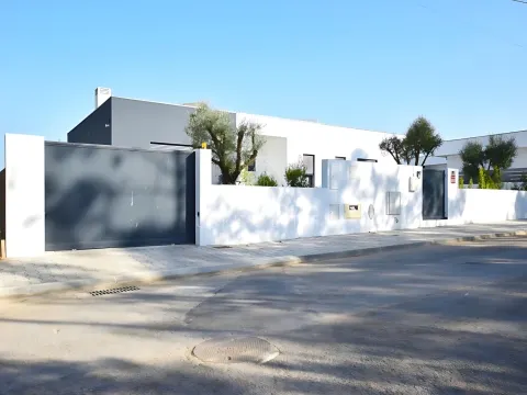 Moradia Térrea V3 com 2 Suítes e Garagem, em Lote de 1.033 m² – Vila Alegre, Fernão Ferro